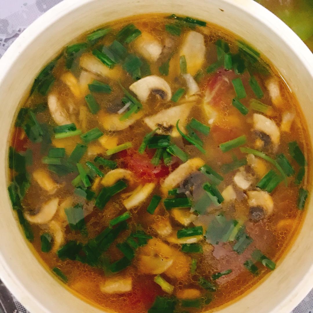 有肉感的蘑菇番茄汤