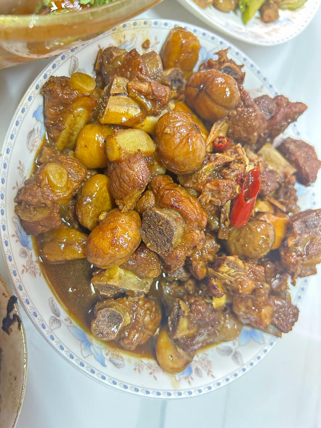 秋日里金灿灿的板栗焖排骨