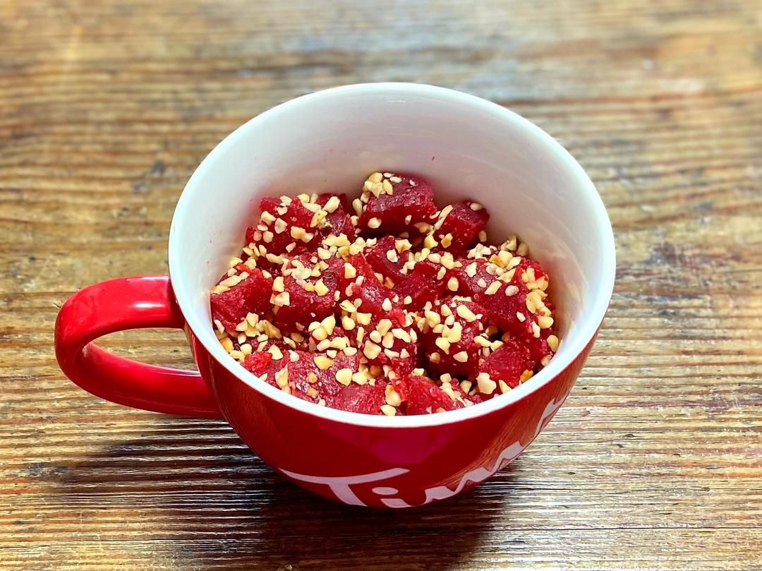 榛子碎红加仑马蹄糕