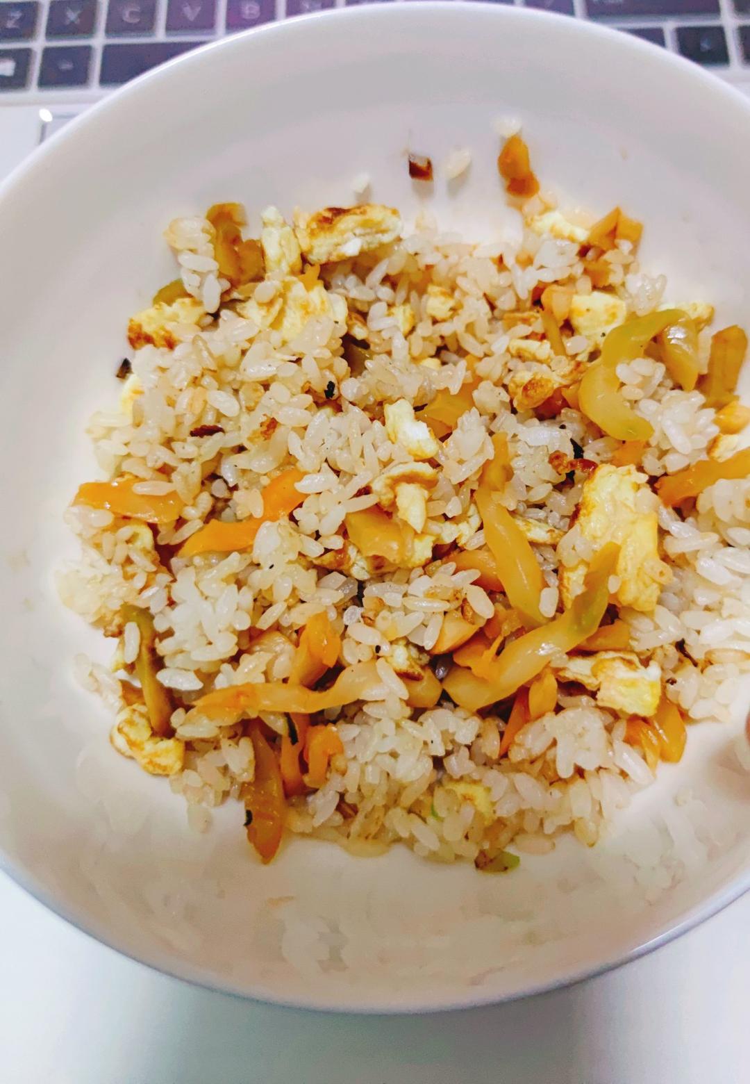 小美 胡萝卜榨菜玉米蛋炒饭