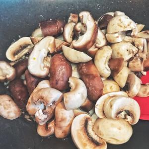江南菜——蚝油双菇油面筋的做法 步骤4