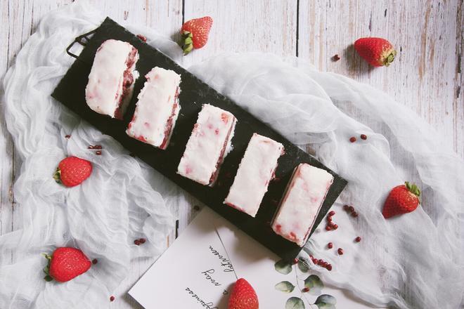 高颜值甜品——便当盒草莓山药红豆糕的做法