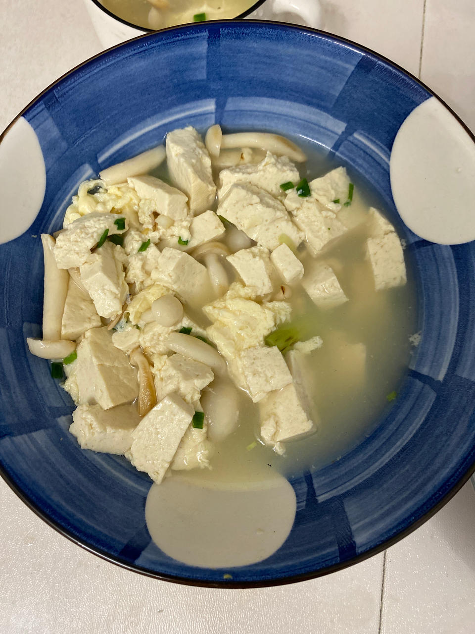 鲜掉眉毛的菌菇豆腐汤