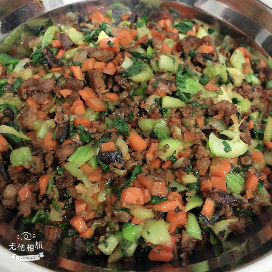 青菜香菇胡萝卜肉丁包子馅，青菜嘎嘣脆，秋冬来上一笼热腾腾的包子