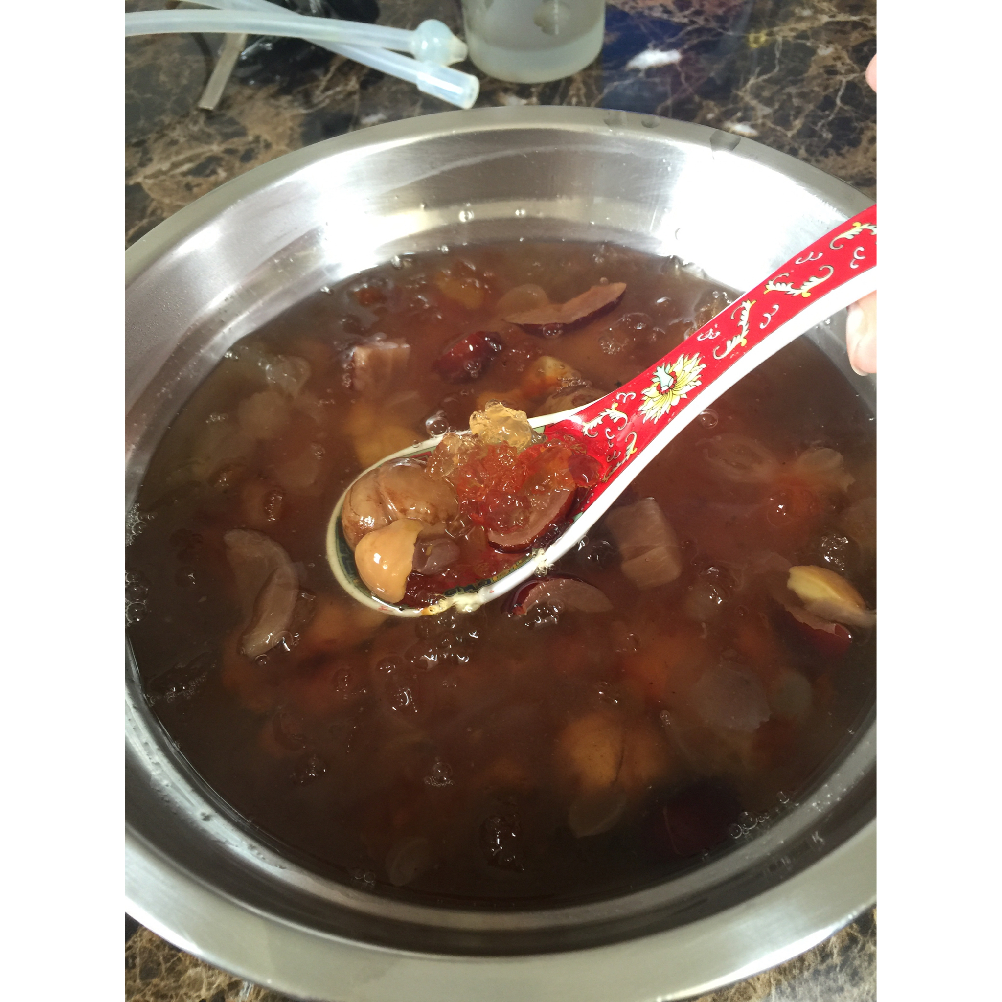 桃胶皂角米炖银耳