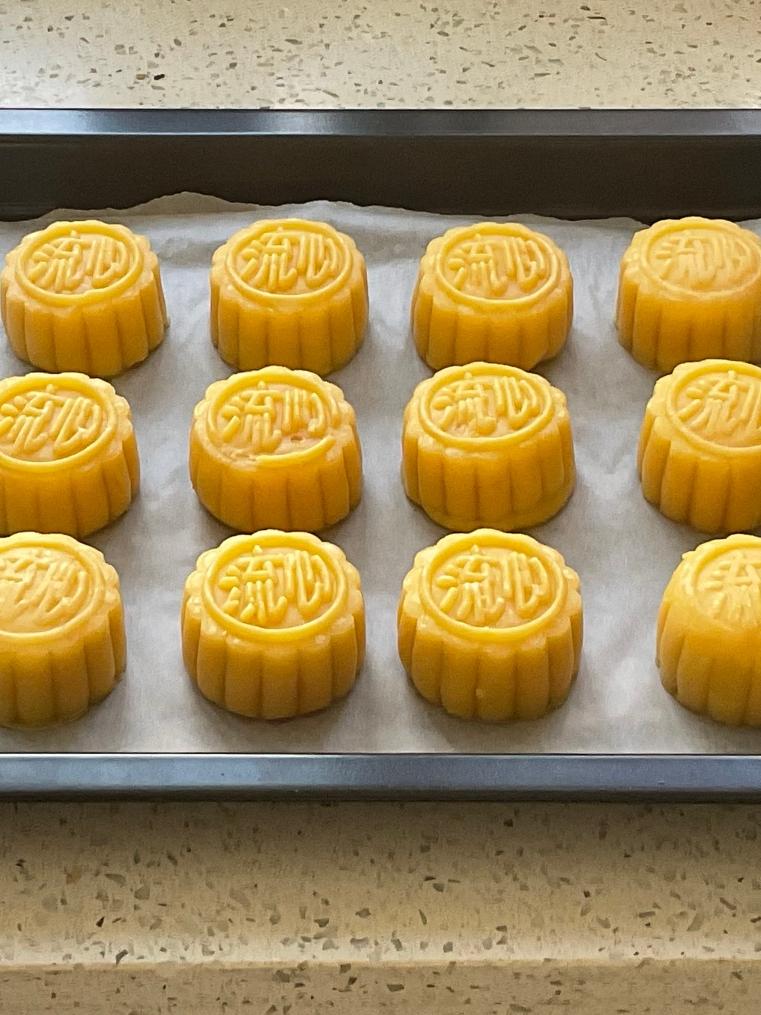 💃奶黄流心月饼——这是可以让你坐稳朋友圈厨霸位置的月饼🥮，没人点赞算我输👎