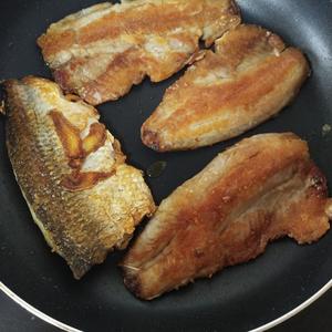 👯[添屏的节凑]👅香煎鲮鱼的做法 步骤6
