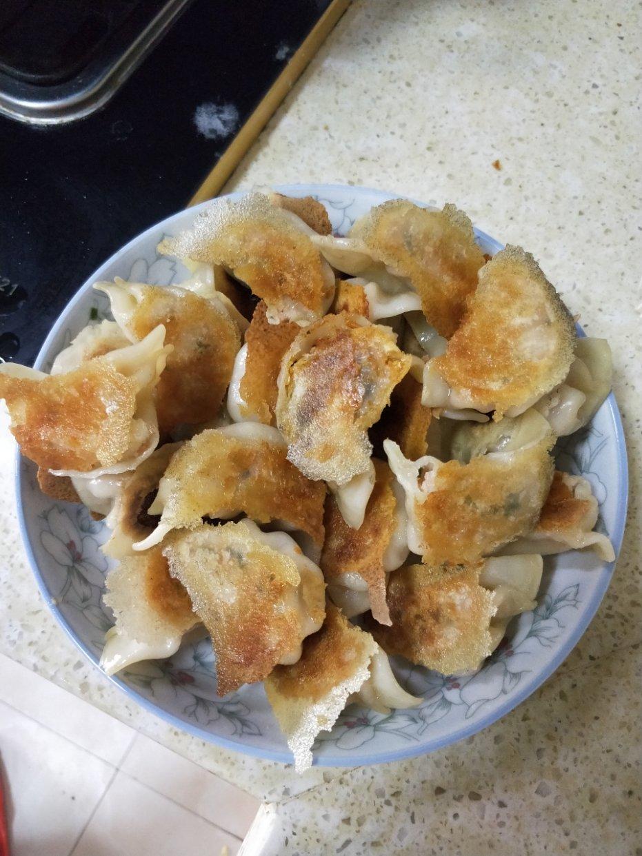 速冻水饺吃腻了吗~变锅贴吧(๑´ڡ`๑)