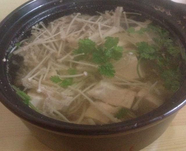 金针菇豆腐煲汤