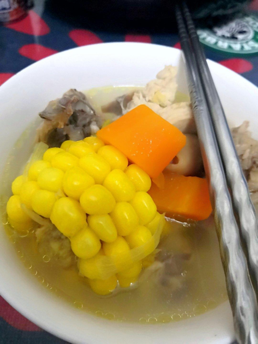 胡萝卜玉米鸡汤
