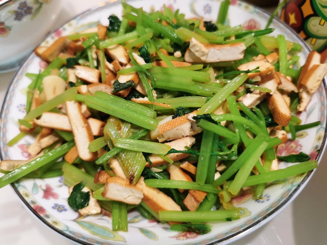香干炒芹菜•超级下饭的家常菜