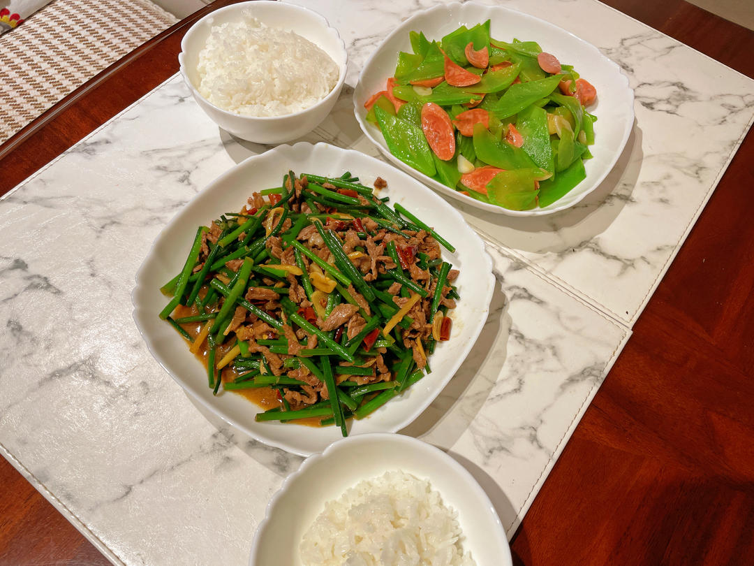 韭菜花炒牛肉丝春天餐桌不可少的一道菜