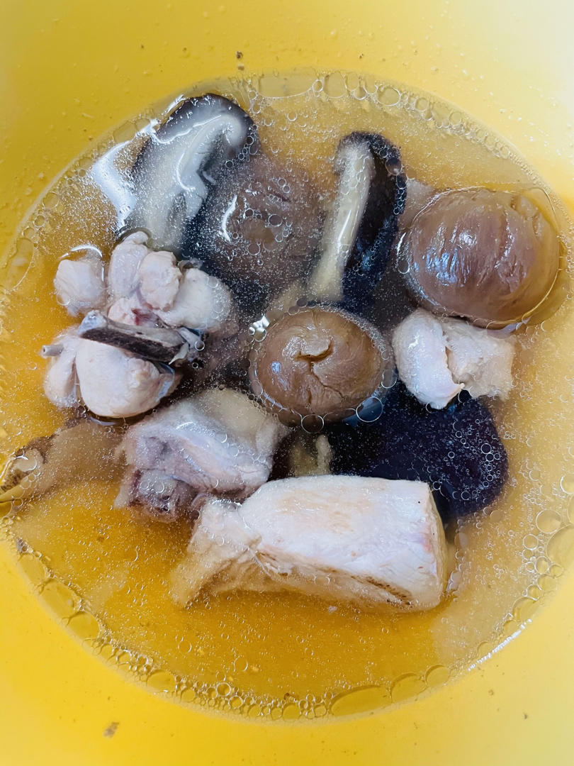 香菇炖鸡汤