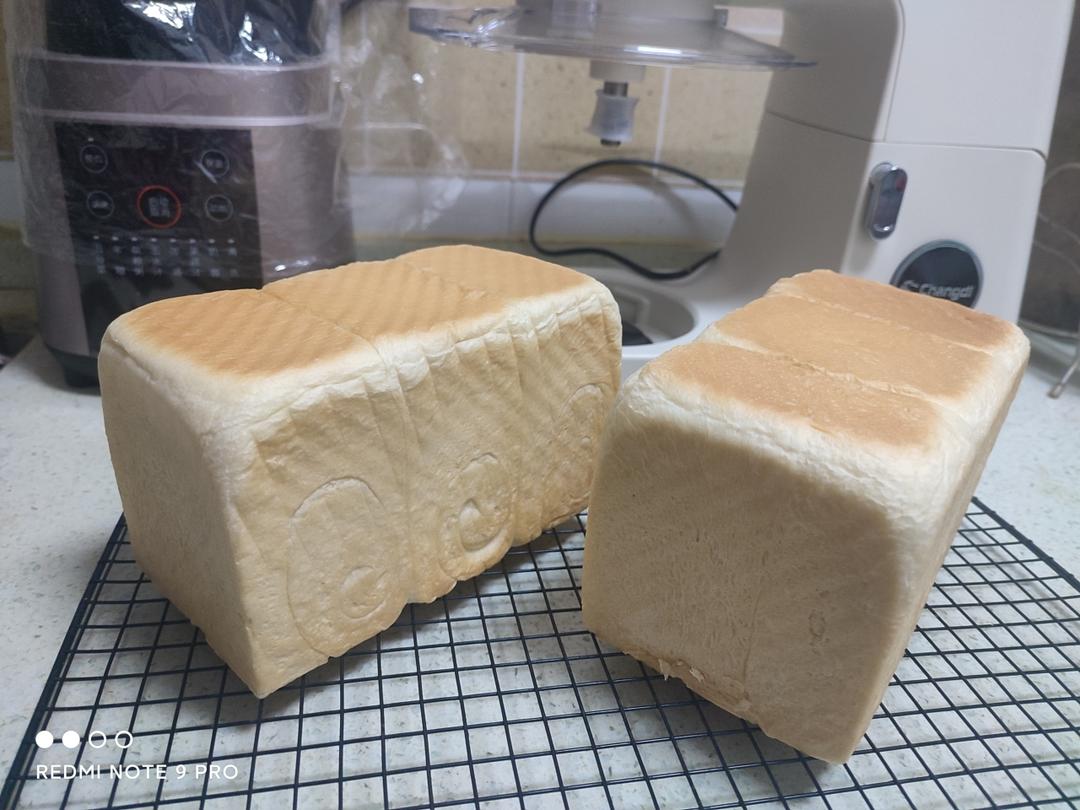 做一次就成功的牛奶吐司面包（手和面揉出手套膜）最后附全麦吐司