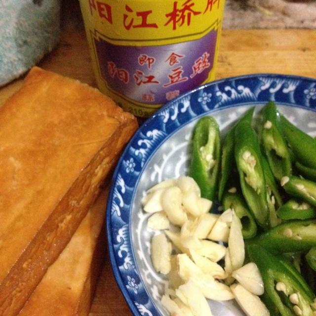 辣椒豆豉炒豆干的做法 步骤1