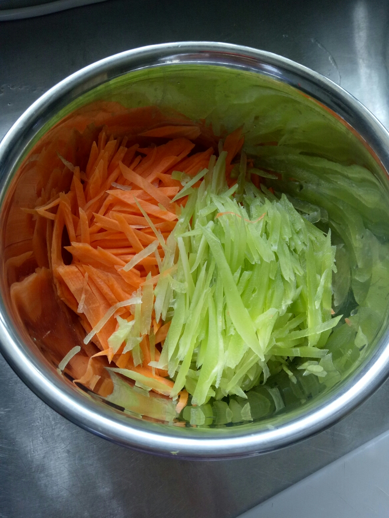 凉拌胡萝卜莴笋（清甜爽脆，下日开胃菜）的做法 步骤1