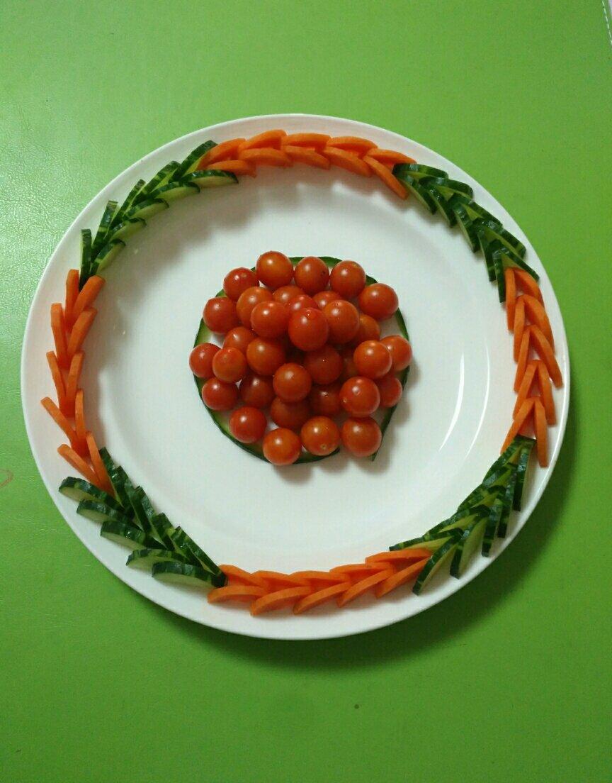 老陈1314520做的黄瓜胡萝卜版的【一条龙】盘饰