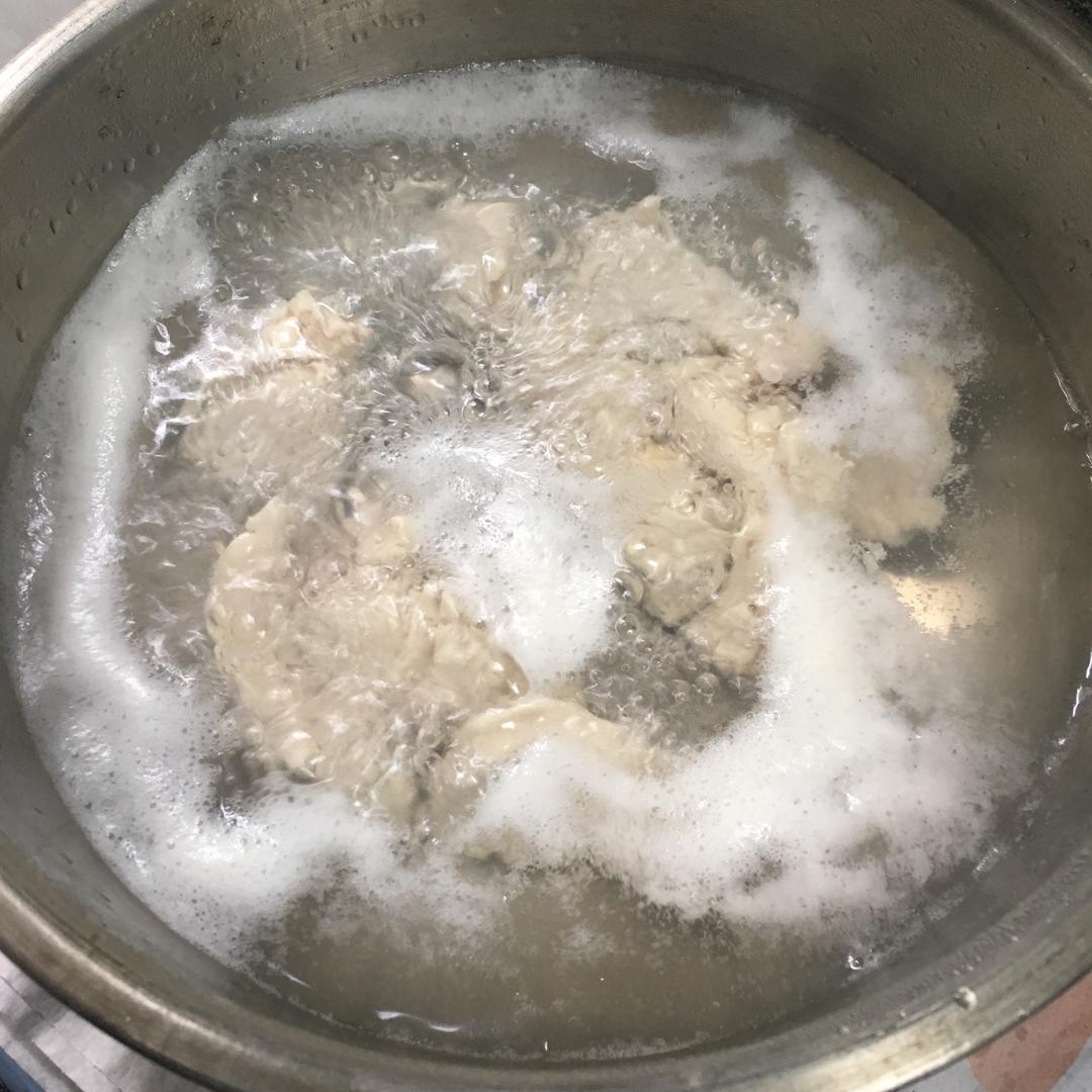 减脂期小零食——无油低脂鸡肉丝（适合学生党的平底锅版本）的做法 步骤1