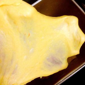 南瓜芝麻面包——天然的色彩揉进面团里的做法 步骤2