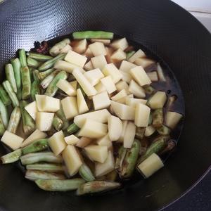 土豆炖豆角的做法 步骤5