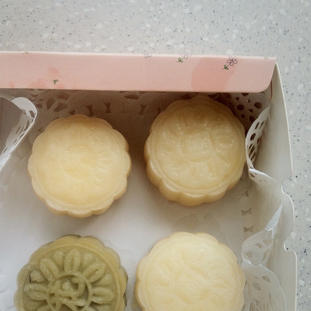 椰香芝士奶黄冰皮月饼