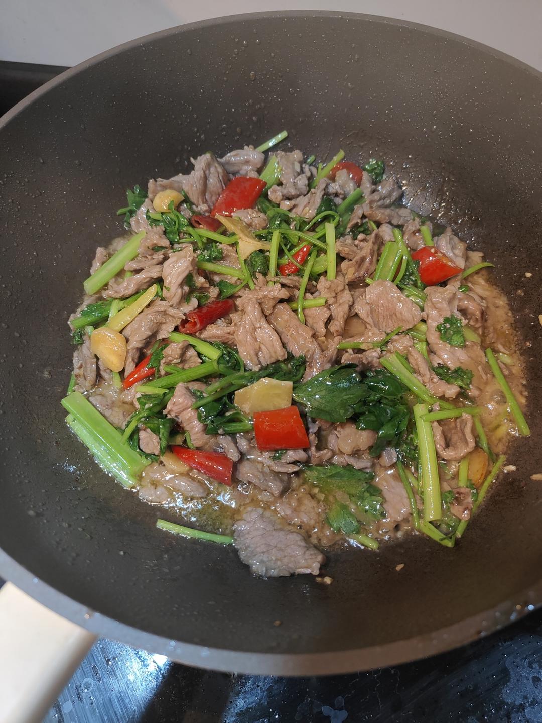香菜炒牛肉，香辣下饭，爱吃香菜的朋友看过来，拌饭绝了
