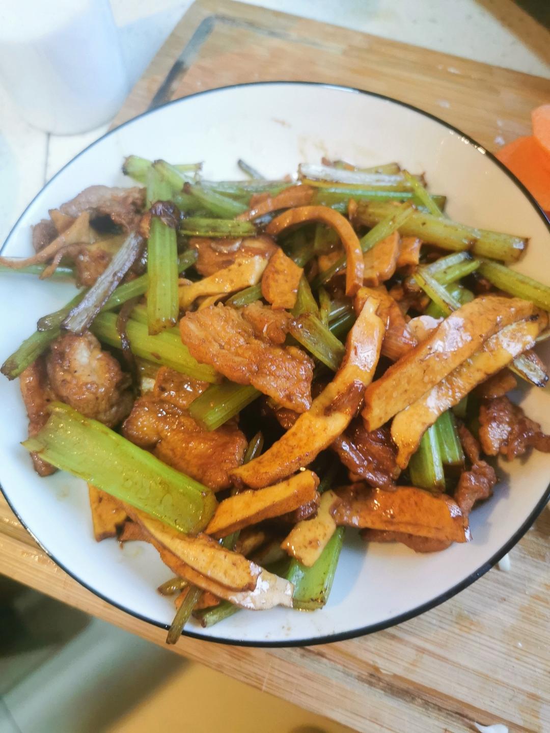 芹菜炒香干肉丝