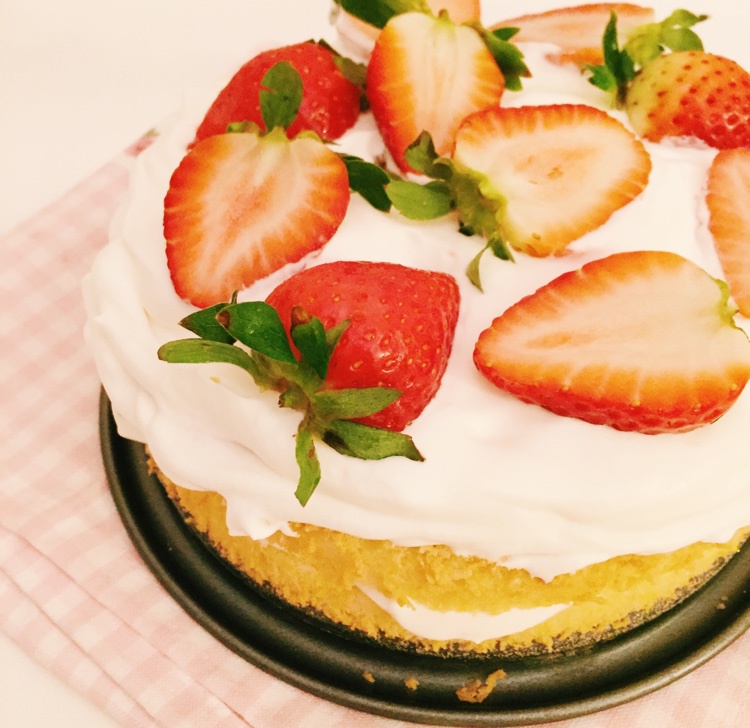时下流行的鲜奶油戚风裸蛋糕