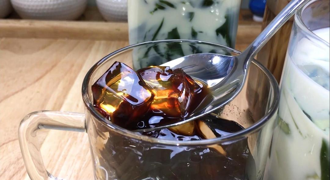 清凉双色冰粉粉，红糖的甜蜜、抹茶的清新，解暑又美味香甜。