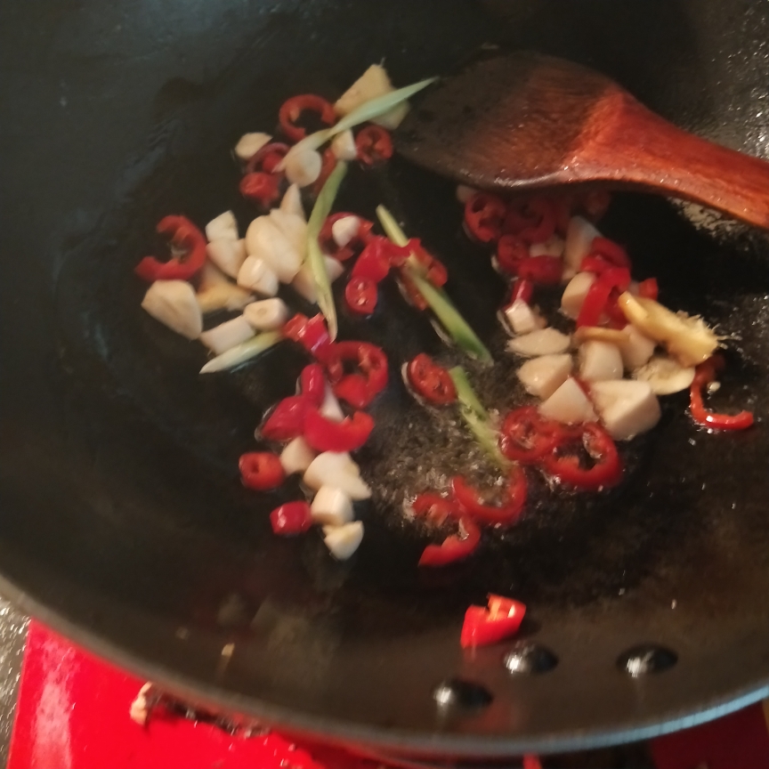 爆炒鳝鱼黄瓜豌豆的做法 步骤4