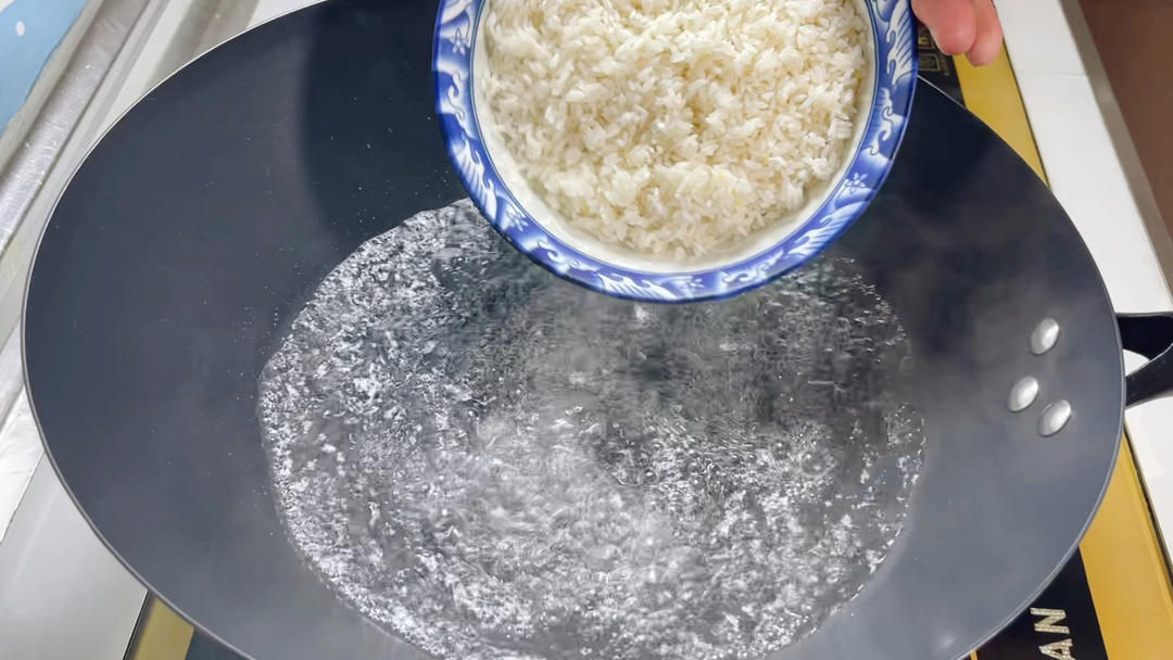 把大米倒入滚烫的开水中，就服这种做法，吃一次就忘不了，太香了