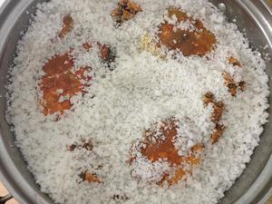 盐焗花雕蟹的做法 步骤3