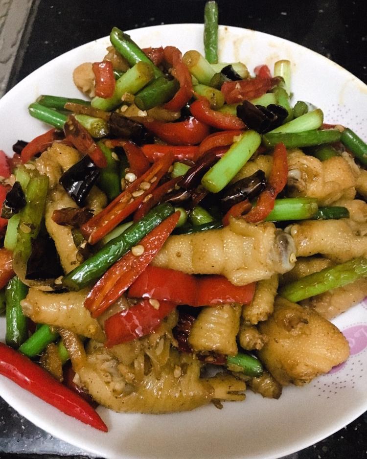 厨师长教你：“辣炒鸡爪”的家常做法，口感和味道都很赞，收藏了