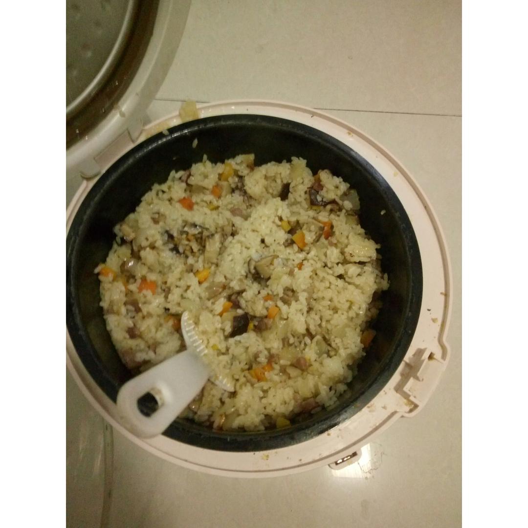 超快手的电饭锅腊肠焖饭