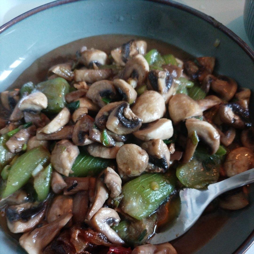 丝瓜炒口蘑，鲜甜无渣！