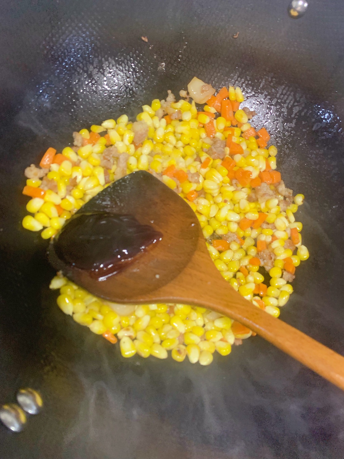 玉米炒胡萝卜的做法 步骤7