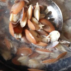 凉拌花甲螺 
超简单的东南亚风味菜，适合夏天食用，可放冰箱冷藏再拿出来吃，只要把花甲螺焯水，螺壳打开就熟了，配上配料拌匀即可的做法 步骤4