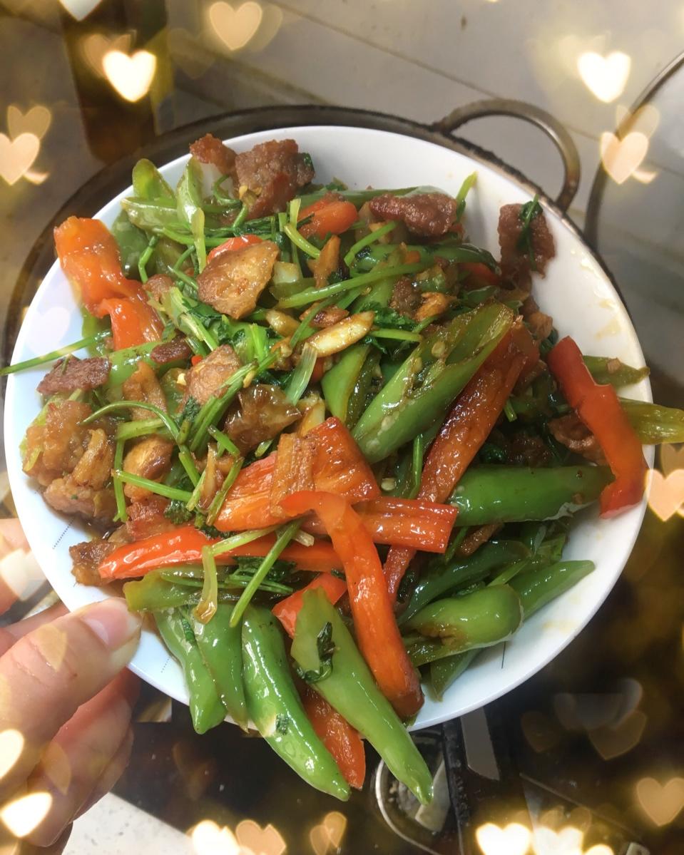 辣椒炒肉(几乎是所有湖南大饭店里的传统炒法)