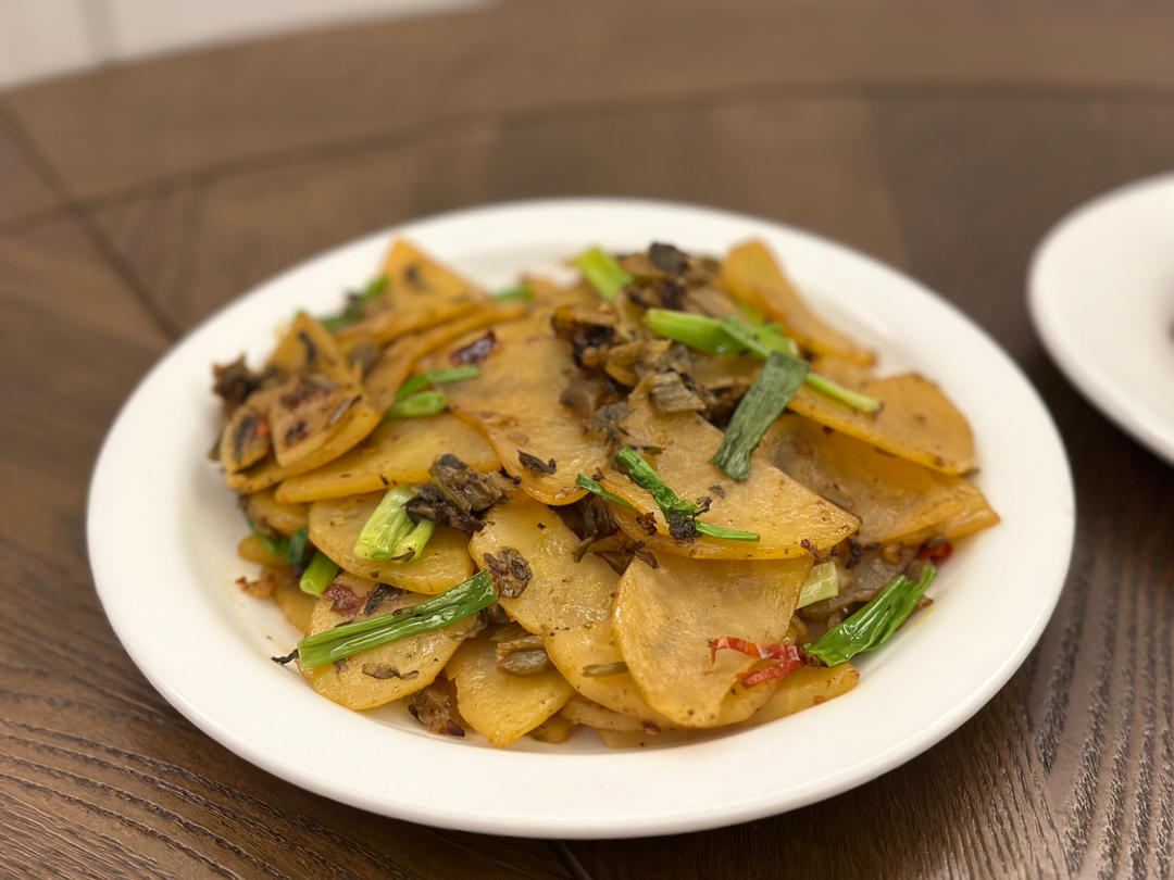 有土豆就能做｜粉糯酥嫩「酸菜洋芋片」！主厨的㊙️方大公开！