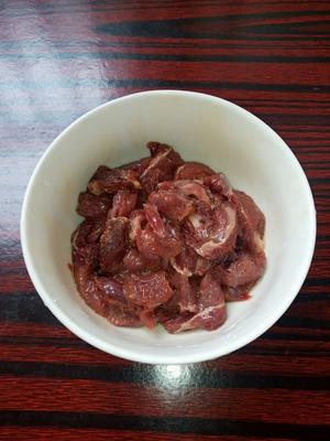 “香菜炒牛肉”🥩这样做太好吃了‼️的做法 步骤2