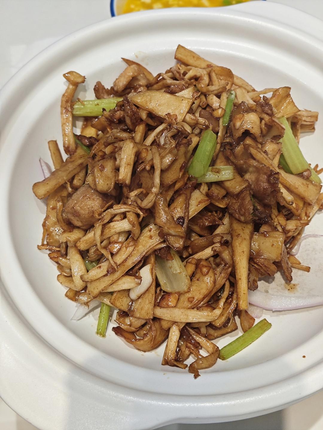 五花肉干锅茶树菇