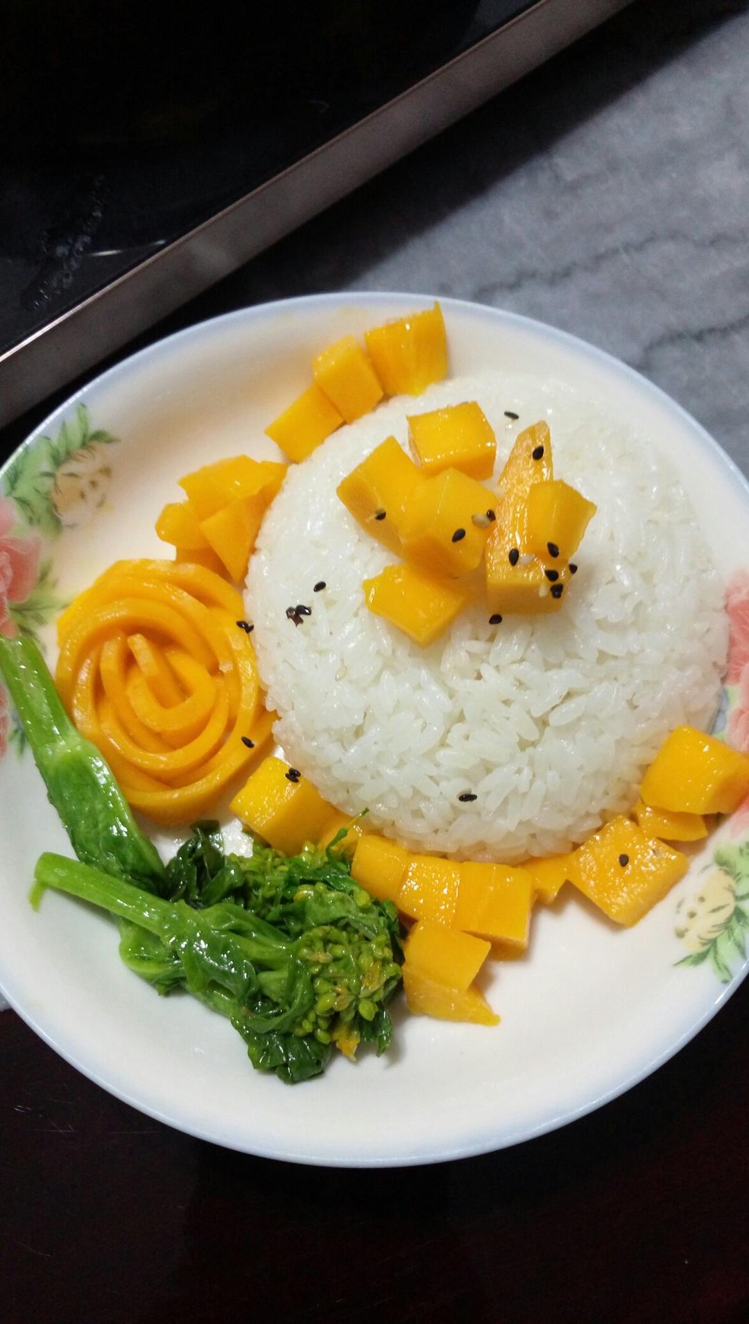 又香又糯的椰汁芒果糯米饭