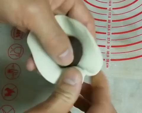 豆沙小面包整形手法的做法