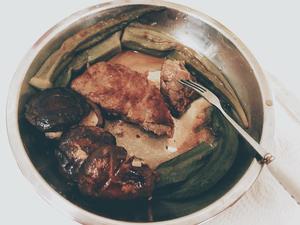 秋葵鲜菇牛扒+生炒脐菜心的做法 步骤2