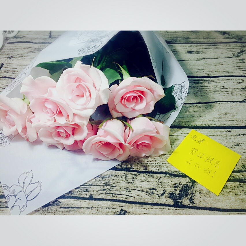 粉色少女梦幻玫瑰花面包