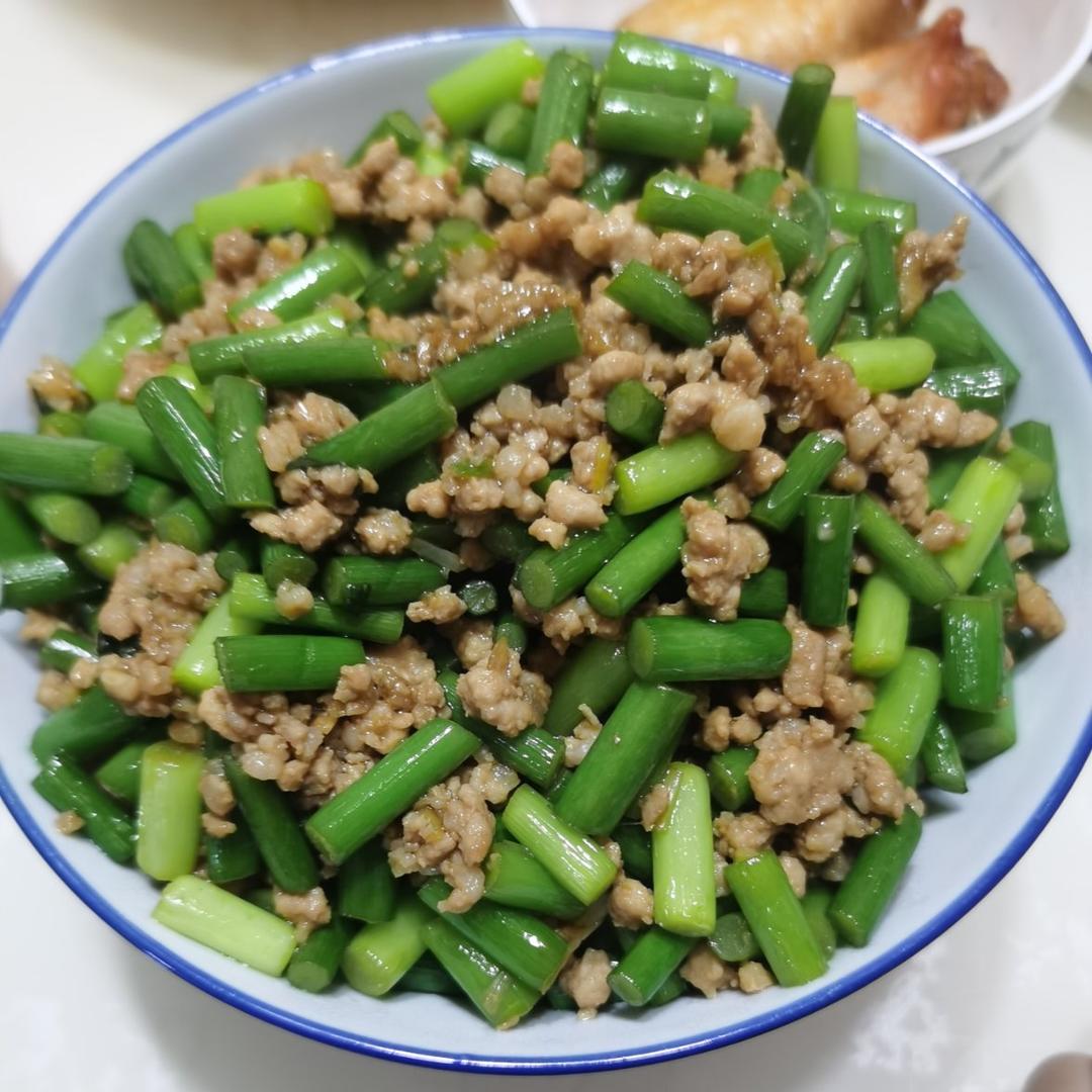 蒜苔炒肉末，三碗米饭都不够吃