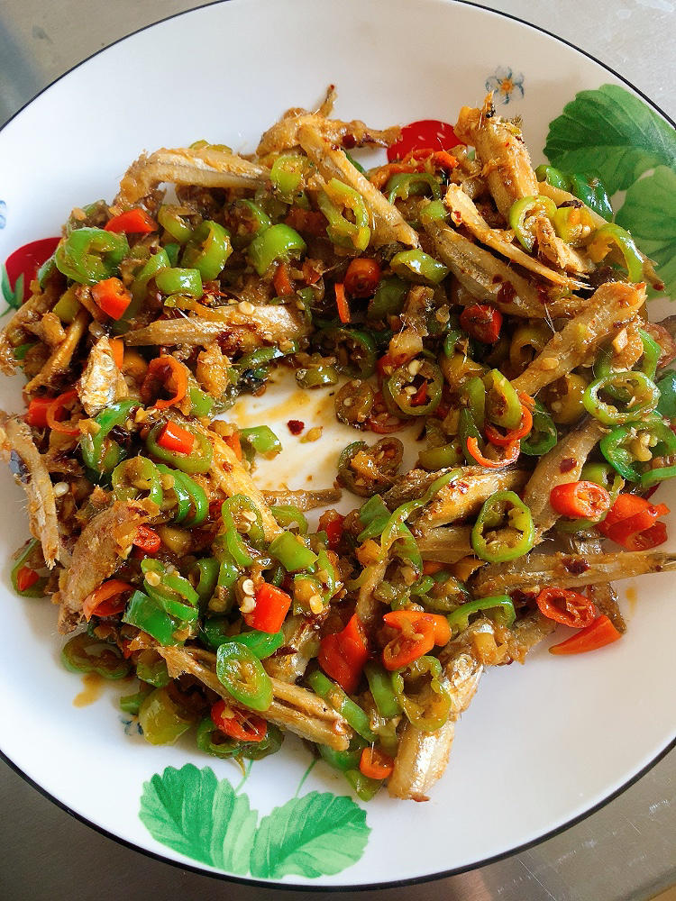 天高云淡乐独行做的青辣椒炒火焙鱼