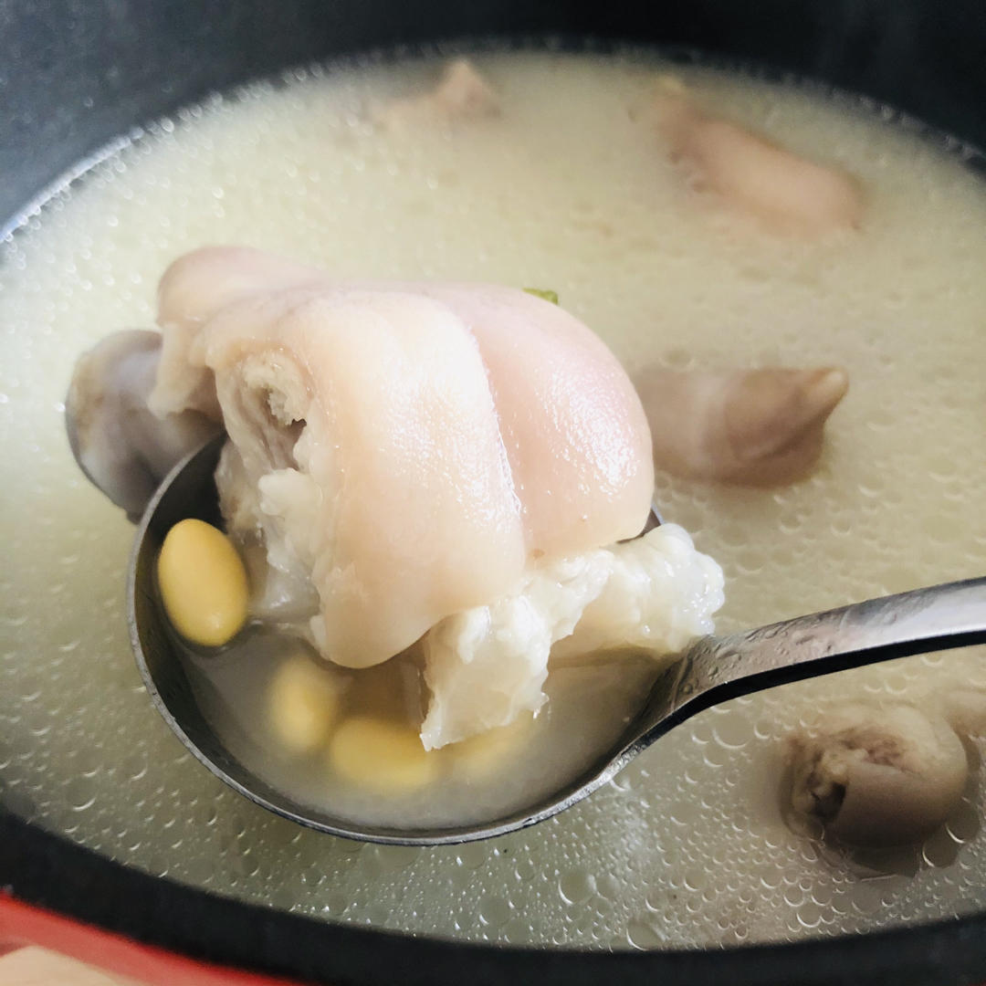 虾小星做的黄豆花生猪脚汤