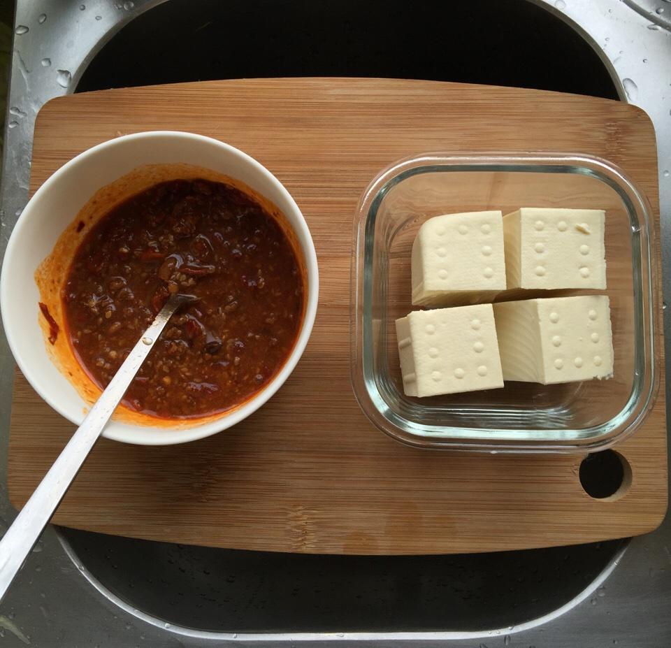 一人份，一锅多蒸，大同电锅版（肉酱蒸豆腐，香菇蒸蛋，清蒸莴苣丝）的做法 步骤1