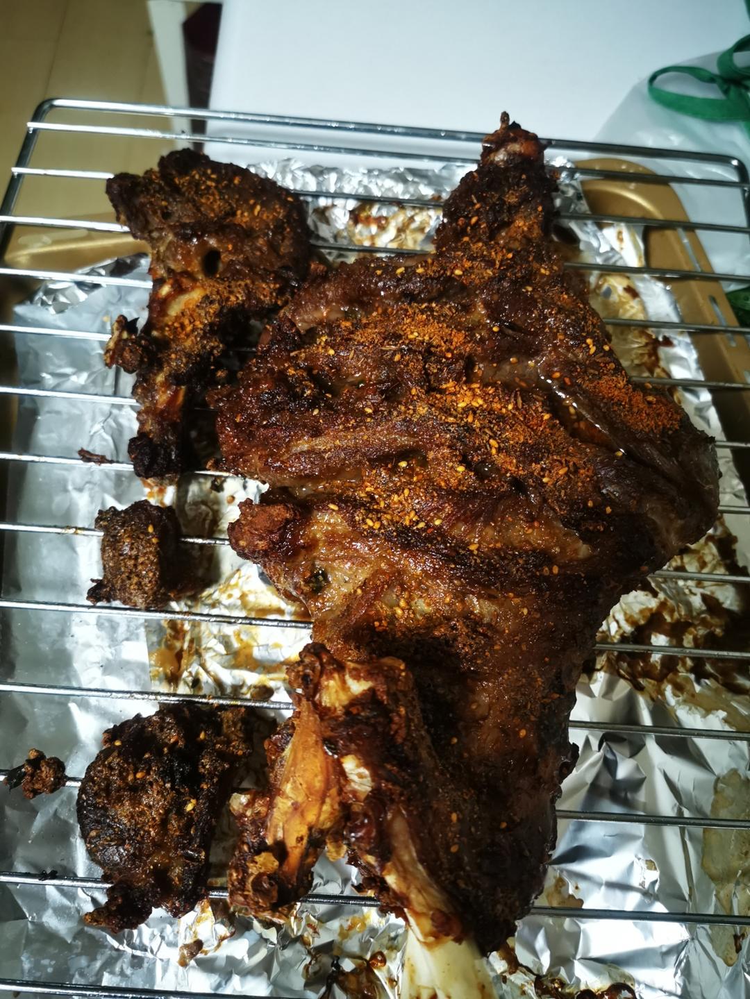 把整个大羊腿丢入烤箱，出锅真是太香了，20年的经验和配方，外焦里嫩